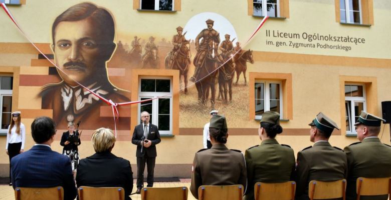 Oficjalne odsłonięcie i zaprezentowanie muralu w II LO