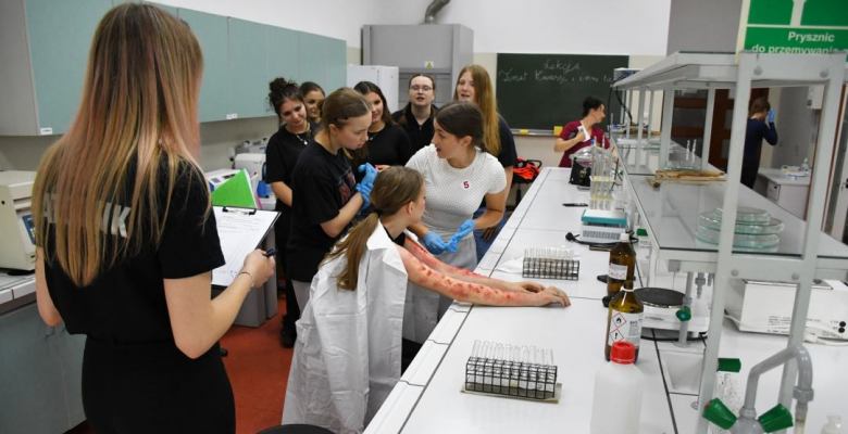 zadania symulujące realne sytuacje zagrożenia zdrowia i życia