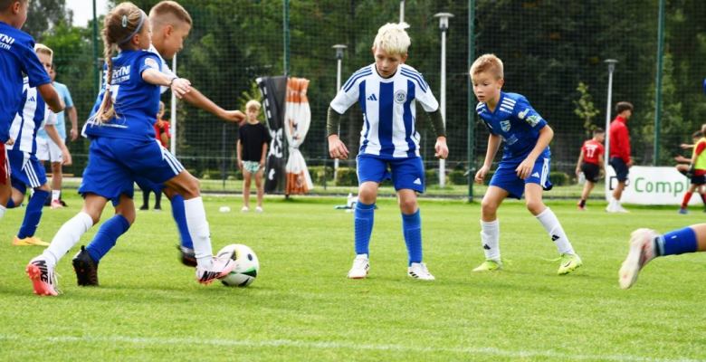 W  zmaganiach rywalizuje 12 zespołów z Polski i Litwy