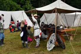 Pierwszy dzień upłynął pod znakiem pokazów archeologii eksperymentalnej