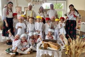 Dzieci uroczyście niosły chleb, tańczyły i śpiewały piosenki ludowe