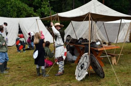 Pierwszy dzień upłynął pod znakiem pokazów archeologii eksperymentalnej
