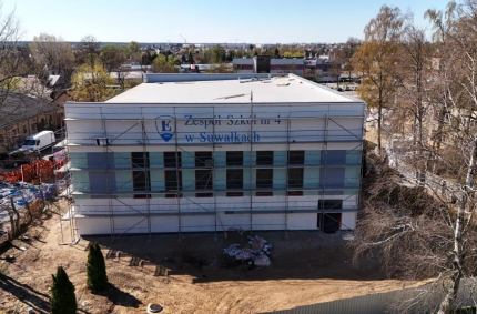 prace wykończeniowe przy nowej hali sportowej