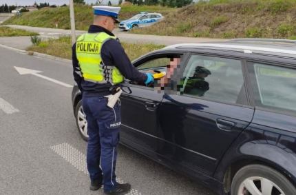  policjanci z suwalskiej drogówki sprawdzali stan trzeźwości kierowców