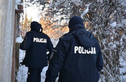 Funkcjonariusze obudzili go i pomogli dostać się do ogrzewalni.