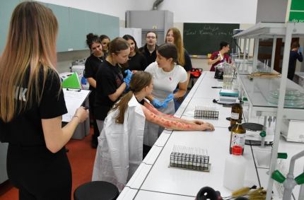 zadania symulujące realne sytuacje zagrożenia zdrowia i życia