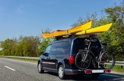Samochodem nad wodę: jak bezpiecznie przewozić SUP, rowery, bagaż i mokry sprzęt