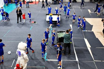 cała biało-niebieska rodzina spotkała się w jednym miejscu