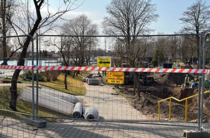 zamknięcie przejścia w pobliżu OSiR-u po schodkach na tereny zalewowe