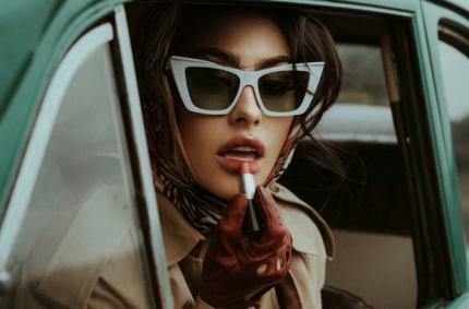 Zmysłowe usta wymagają nie tylko pomadki! Sprawdź, co jeszcze warto mieć w kosmetyczce!