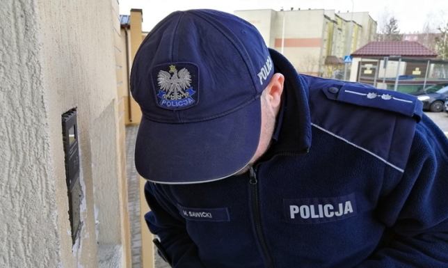 Dzielnicowi sprawdzają osoby objęte kwarantanną 