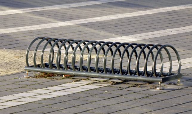 Stojaki rowerowe pojawią się przy cmentarzu