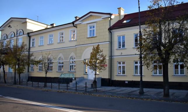 prace związane z remontem pokrycia dachowego zabytkowego budynku