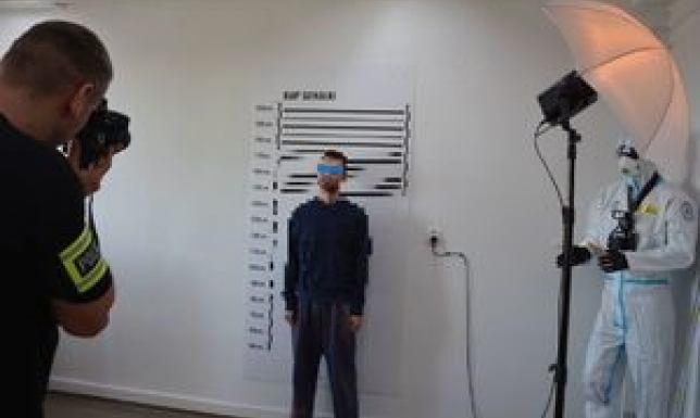 Ukradli perfumy i pobili ochroniarza