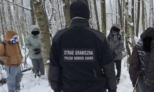 Funkcjonariusze z Placówki SG w Rutce -Tartak wspólnie z żołnierzami WOT