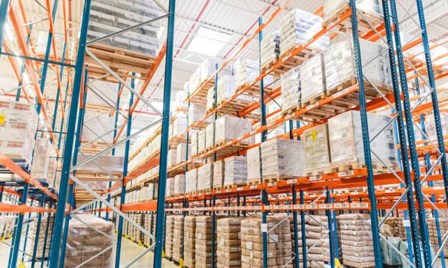 Regały paletowe czy regały półkowe – które wybrać do magazynu?