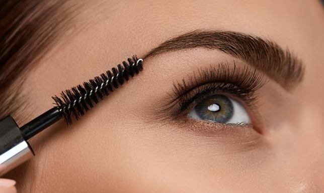 Trendy w makijażu brwi 2023 - Oto jakich stylizacji należy się spodziewać