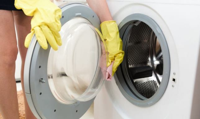 Jak dbać o pralkę, żeby ubrania były zawsze świeże i pachnące?