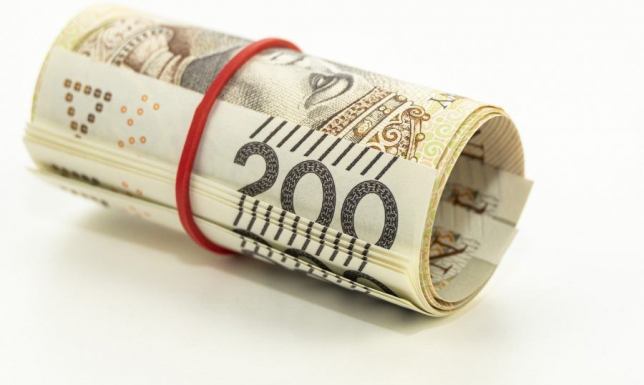 85-letnia kobieta wrzuciła do kosza na śmieci 40 tysięcy złotych