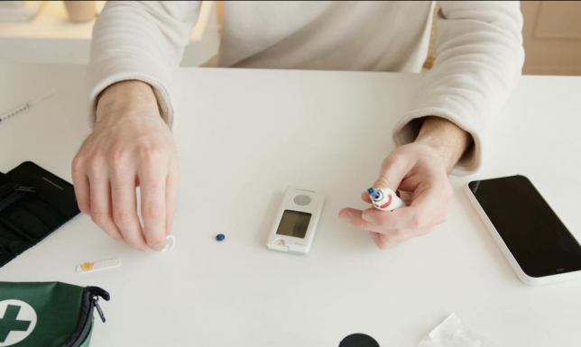 Jak wybrać odpowiedni sprzęt medyczny do opieki domowej?