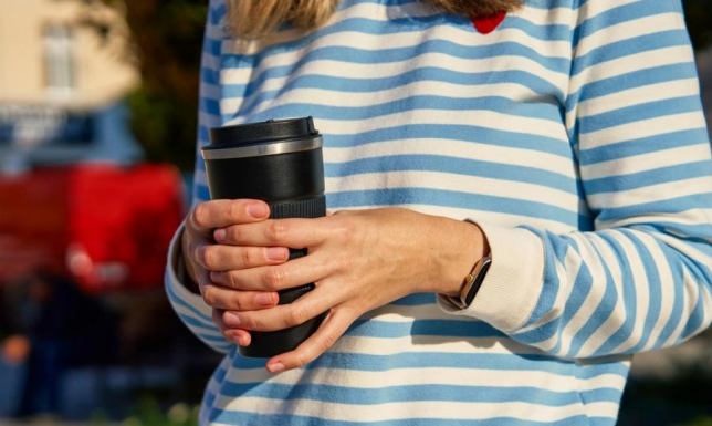 Kubek termiczny a zdrowie – czy naprawdę można pić z niego przez cały dzień?