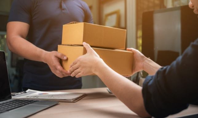 Kurier w e-commerce - jak logistyka wpływa na wzrost i reputację sklepu internetowego