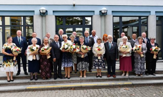 11 par odebrało w Urzędzie Miejskim w Suwałkach honorowe odznaczenia