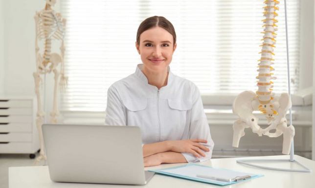Kiedy warto udać się do ortopedy? Najczęstsze schorzenia układu ruchu i metody leczenia