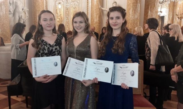 Sukces pianistek Państwowej Szkoły Muzycznej w Suwałkach Sukces pianistek Państwowej Szkoły Muzycznej w Suwałkach
