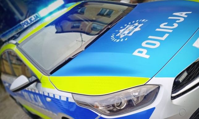 POLICJANCI DOWIEŹLI LEK NA CZAS, LICZYŁA SIĘ KAŻDA MINUTA Data publikacji 21.12.2023 Powrót Drukuj Na drodze ekspresowej zepsuła się karetka pogotowia, której załoga musiała pilnie zawieźć do szpitala lek. Potrzebował go noworodek. Każda minuta zwłoki mogła mieć wpływ na życie dziecka. Suwalscy policjanci od razu ruszyli z pomocą. Dzięki mundurowym noworodek na czas otrzymał lek.  Dzisiaj nad ranem dyżurny suwalskiej komendy otrzymał niecodzienne zgłoszenie. Wynikało z niego, że na drodze ekspresowej S 61, 