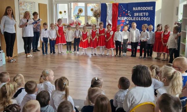 Dzień Niepodległości w Przedszkolu nr 8 uroczystość przedszkolaków z okazji Narodowego Święta Niepodległości.
