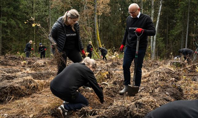 Firma Recman posadziła 2,5 tys. drzew Akcja sadzenia nowego pokolenia lasu w Leśnictwie Szypliszki
