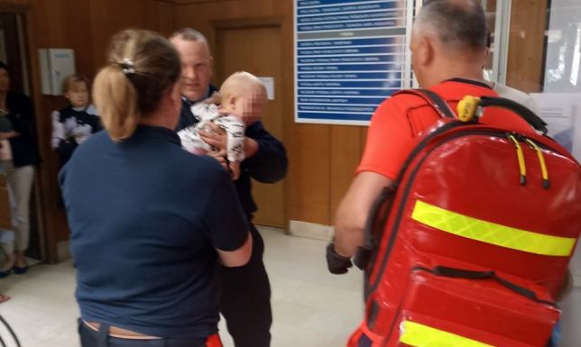 Pracownicy ratusza uratowali życie duszącemu się niemowlęciu