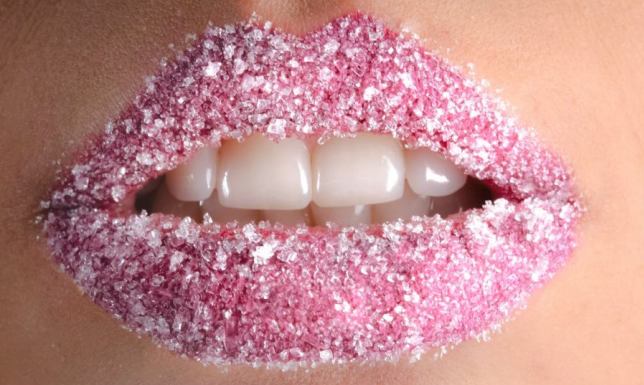 Popękane usta – przyczyny i pielęgnacja Popękane usta – przyczyny i pielęgnacja