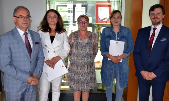 Więcej miejsc dla suwalskich przedszkolaków  Prezydent Suwałk podpisał umowy z dwoma niepublicznymi przedszkolami