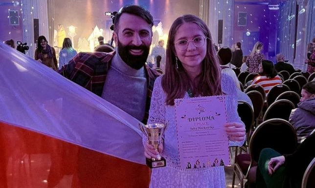 Wielki sukces młodej wokalistki z Suwałk I miejsce na Międzynarodowym Festiwalu Muzycznym „ŚWIĄTECZNA LIGA TALENTÓW”