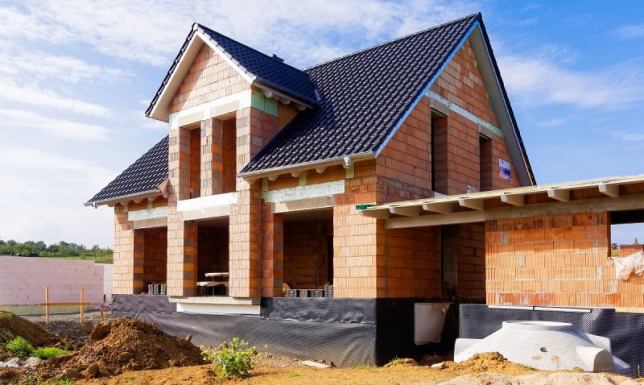 Jaką działkę kupić pod budowę domu? Wielkość, nachylenie, uzbrojenie i aspekty prawne