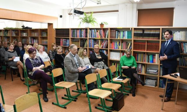 Chcą edukować rodziców o przemocy wśród młodzieży chcą uzmysłowić problem agresji wśród młodzieży ich rodzicom