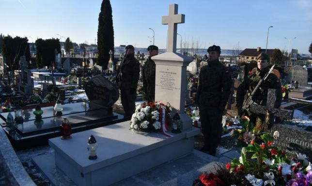 zapalenie zniczy przy odrestaurowanym grobie Stanisława "Zagłoby" Wiśniewskiego