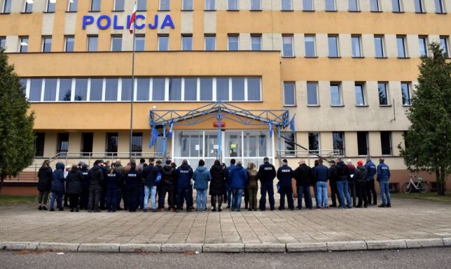 Ponad 50 pracowników i funkcjonariuszy suwalskiej policji przyłączyło się do protestu