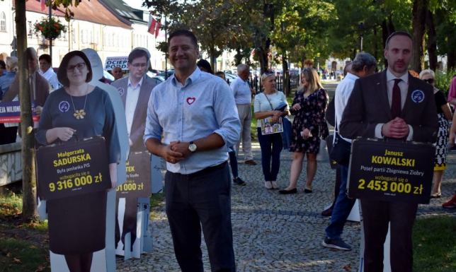 Jacek Niedźwiedzki zaprezentował „Aleję Milionerów PiS”.