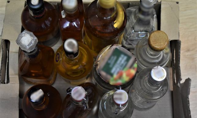 Nielegalny alkohol i papierosy bez akcyzy nielegalna linia produkcyjna alkoholu w mieszkaniu 55-latka