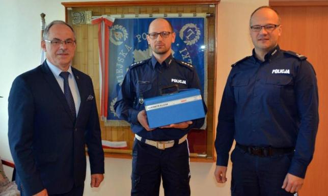 Prezydent wręczył policji alkomat