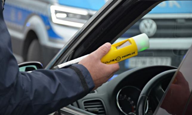 Kupił auto, upił się i wsiadł za kółko policjanci wyeliminowali z ruchu drogowego dwóch nietrzeźwych kierowców