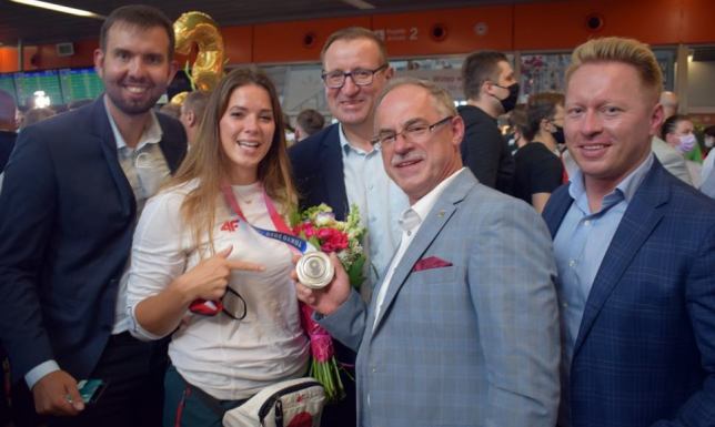 Prezydent Suwałk powitał Marię Andrejczyk Powrót olimpijczyków do Polski