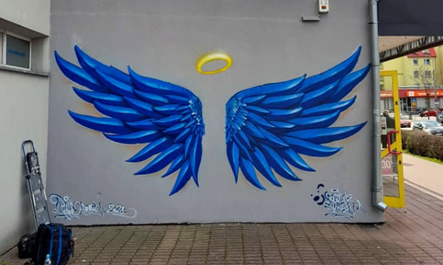 Graffiti anielskich skrzydeł przy ulicy Noniewicza 48 w Suwałkach