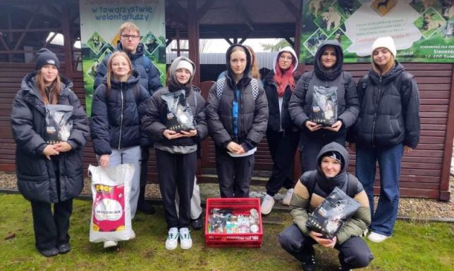Uczniowie ZS 4 na pomoc zwierzętom Społeczny projekt "Animals Friend” w ramach olimpiady Zwolnieni z Teorii.