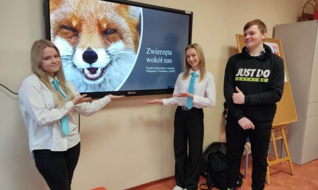 Edukują o bezdomności zwierząt, zbierają karmę projekt "Animal World" w ramach ogólnopolskiej olimpiady Zwolnieni z Teorii