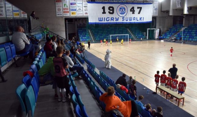 turniej halowej piłki nożnej dzieci z rocznika 2014 w Suwałkach