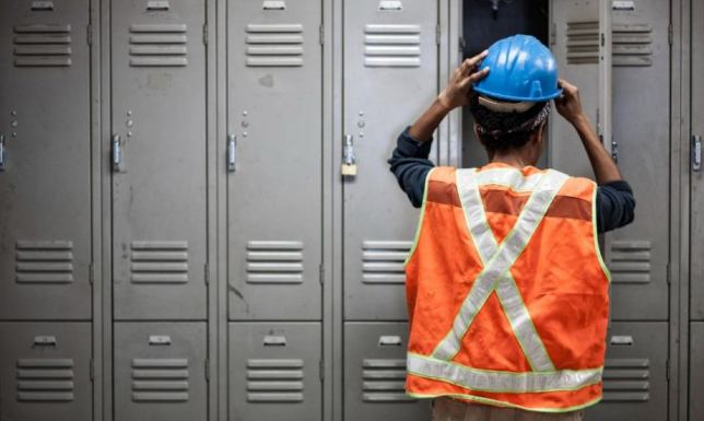 Szafki ubraniowe – jakie wymagania muszą spełnić? Szafki ubraniowe – jakie wymagania muszą spełnić?